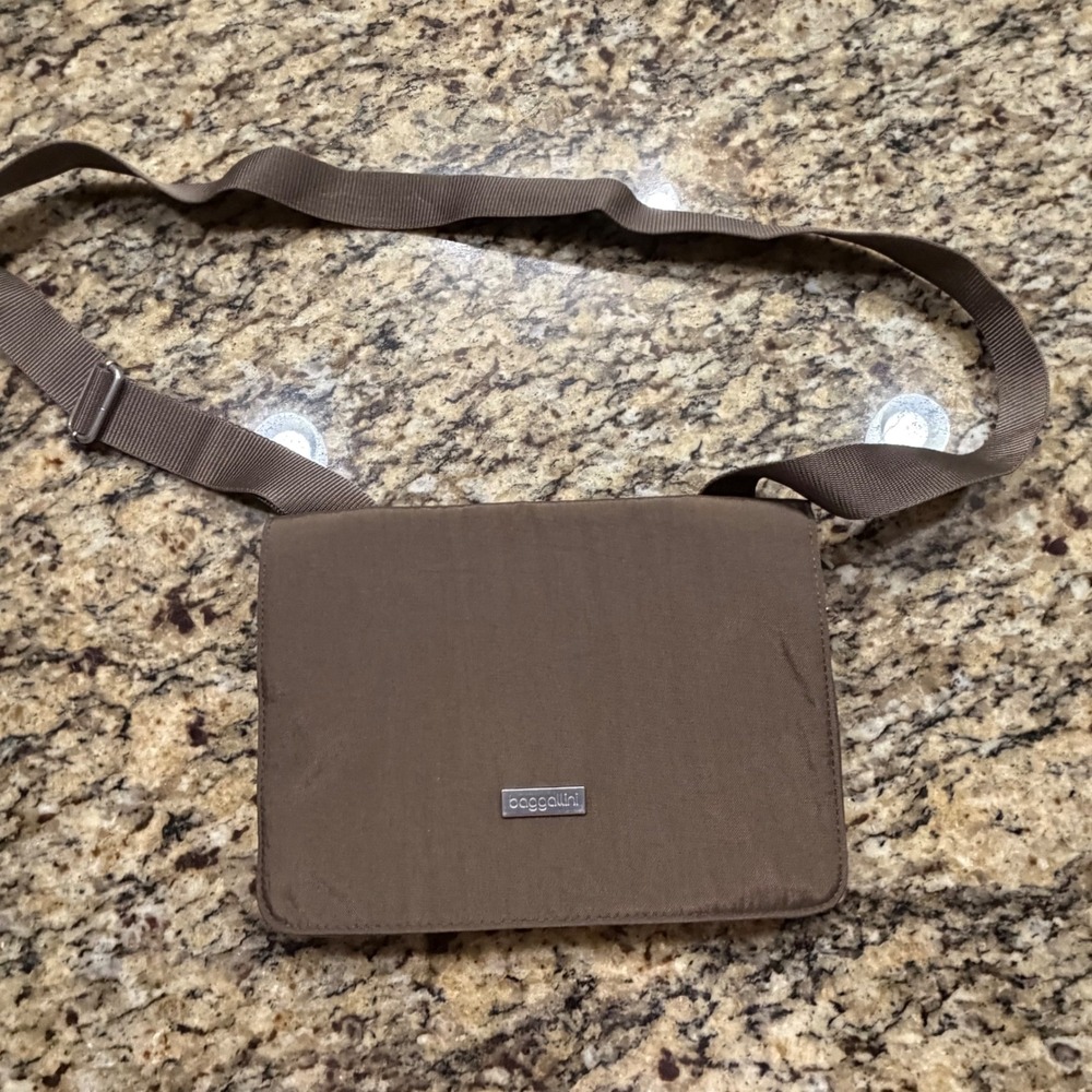 Baggallini Brown Crossbody Travel Bag Organizer Triple Zip Adjustable Strap